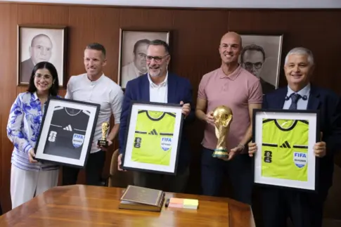 Homenaje a los árbitros canarios Alejandro Hernández y José Enrique Naranjo tras su participación en el Mundial