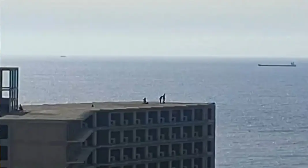 Emergencias evacúa a un joven del mamotreto de Añaza en Santa Cruz de Tenerife