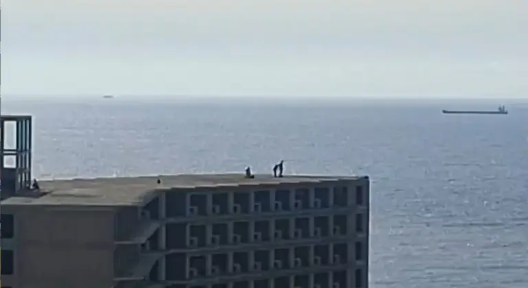Emergencias evacúa a un joven del mamotreto de Añaza en Santa Cruz de Tenerife
