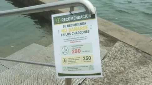 Sanidad desaconseja el baño en los Charcones por un brote de E-coli