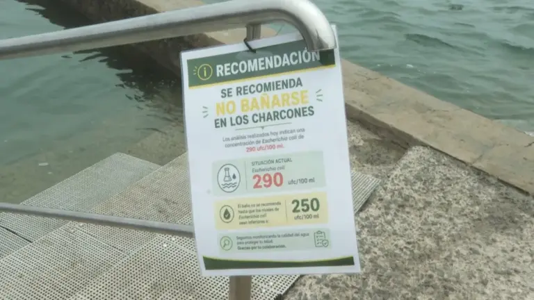 Sanidad desaconseja el baño en los Charcones por un brote de E-coli