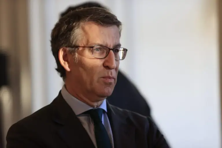El PP prepara un plan contra el absentismo laboral en plena polémica por las declaraciones de Feijóo
