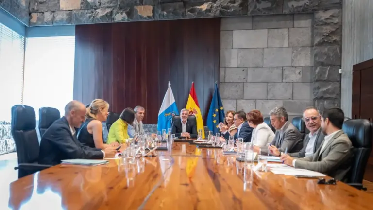 Canarias advierte a Andalucía de que «hay una ley en vigor» para la derivación de menores migrantes