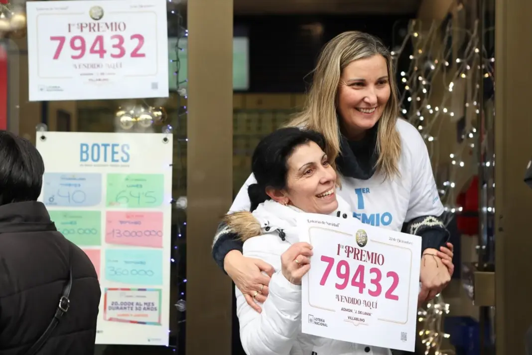 Empleadas de la administración situada en la Avenida de la Constitución, 20 celebran que han vendido parte del número 79432 correspondiente al ‘Gordo’ del Sorteo Extraordinario de la Lotería de Navidad 2025, a 22 de diciembre de 2025, en Villablino, León, Castilla y León (España).