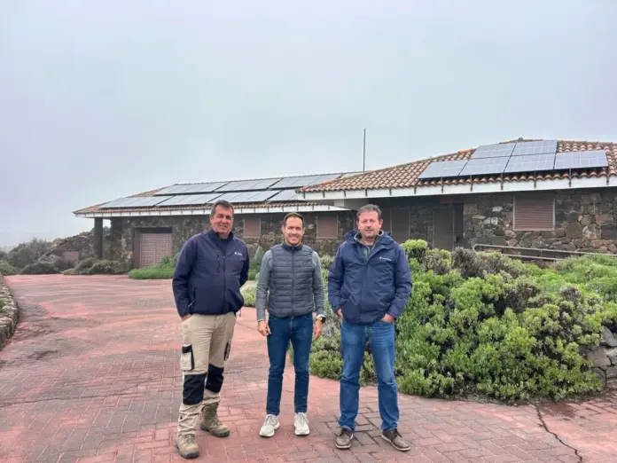 El consejero de Transición Ecológica, Mariano Hernández Zapata, visita el sistema fotovoltaico autónomo implantado recientemente en los edificios del Parque Nacional del Teide