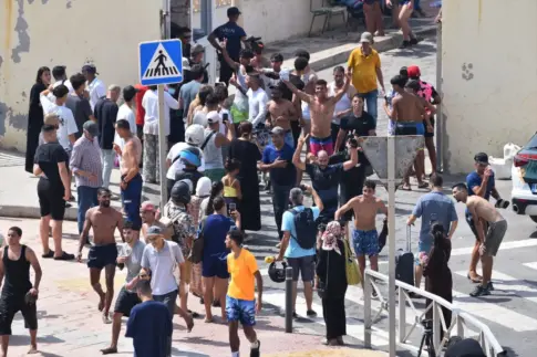 El Gobierno despliega al Ejército en Ceuta tras la llegada masiva de migrantes