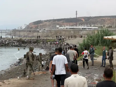 La entrada masiva de migrantes en Ceuta desata críticas al Gobierno y alarma en Europa