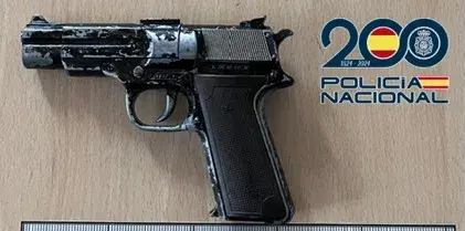 Amenaza con un arma y una navaja a varias personas en la Isleta