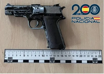 La Policía Nacional detiene a un hombre tras amenazar con un arma simulada y una navaja a varias personas en plena vía pública