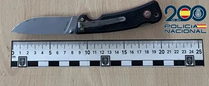 La Policía Nacional detiene a un hombre tras amenazar con un arma simulada y una navaja a varias personas en plena vía pública