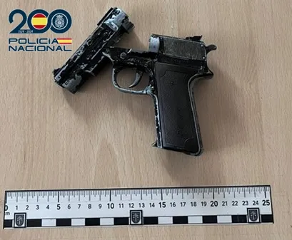 La Policía Nacional detiene a un hombre tras amenazar con un arma simulada y una navaja a varias personas en plena vía pública
