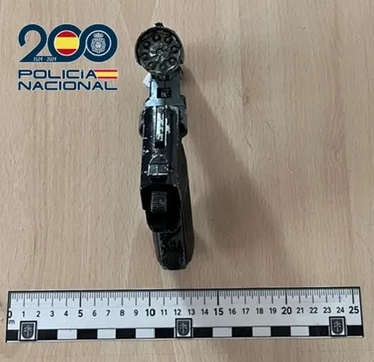 La Policía Nacional detiene a un hombre tras amenazar con un arma simulada y una navaja a varias personas en plena vía pública