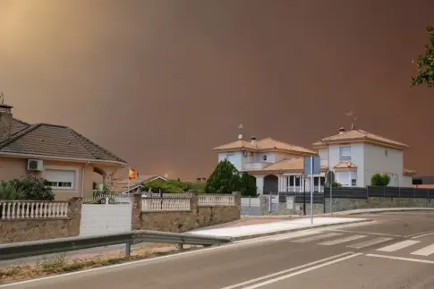 El incendio de Madrid pierde intensidad, pero mantiene en alerta a los servicios de emergencia