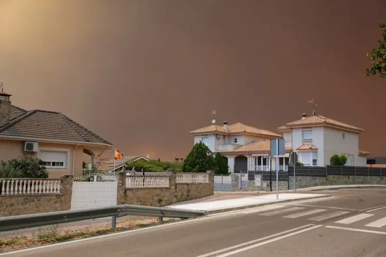El incendio de Madrid pierde intensidad, pero mantiene en alerta a los servicios de emergencia