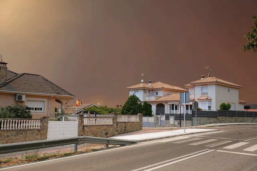 El incendio de Madrid pierde intensidad, pero mantiene en alerta a los servicios de emergencia