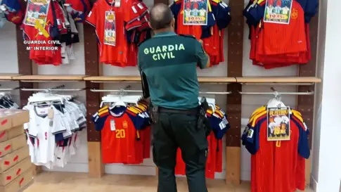 Intervenidas en Gran Canaria más de 1.200 prendas deportivas falsificadas vinculadas al Mundial de fútbol