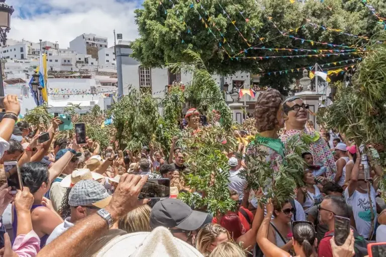 Televisión Canaria retransmite en directo la Bajada de La Rama al ritmo de las bandas de Agaete y Guayedra