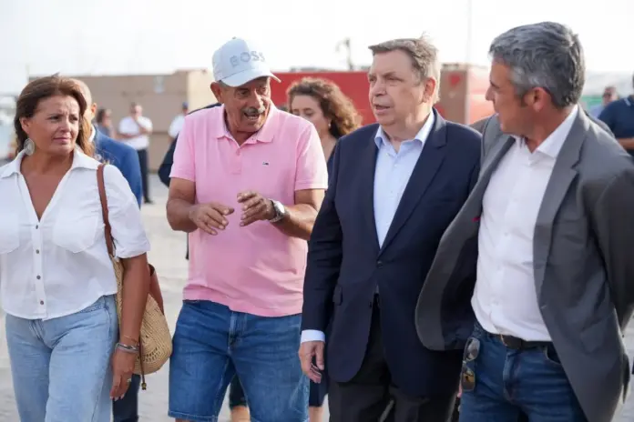 Luis Planas y Narvay Quintero en el encuentro con pescadores de La Graciosa