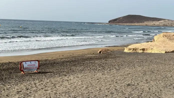 Playa Médano Leocadio Machado cerrada baño por E. Coli