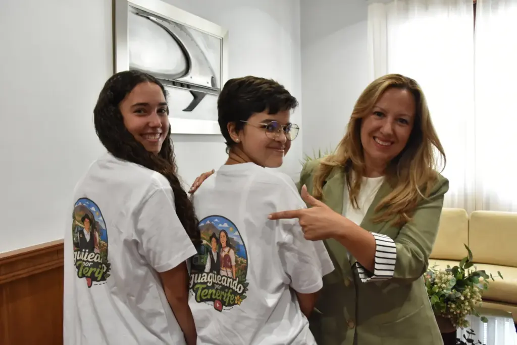 A través de la cuenta “Guagüeando por Tenerife”, Nayara y Lucía animan a miles de jóvenes a subirse a la guagua y apostar por una movilidad más sostenible