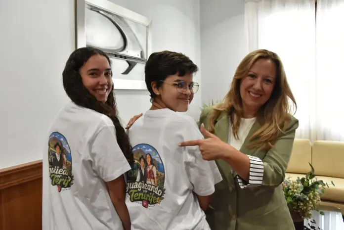 A través de la cuenta “Guagüeando por Tenerife”, Nayara y Lucía animan a miles de jóvenes a subirse a la guagua y apostar por una movilidad más sostenible