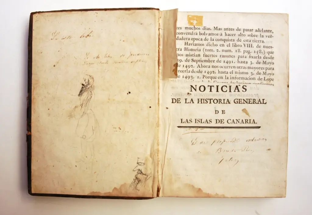 Uno de los libros expuestos con un dibujo de Galdós