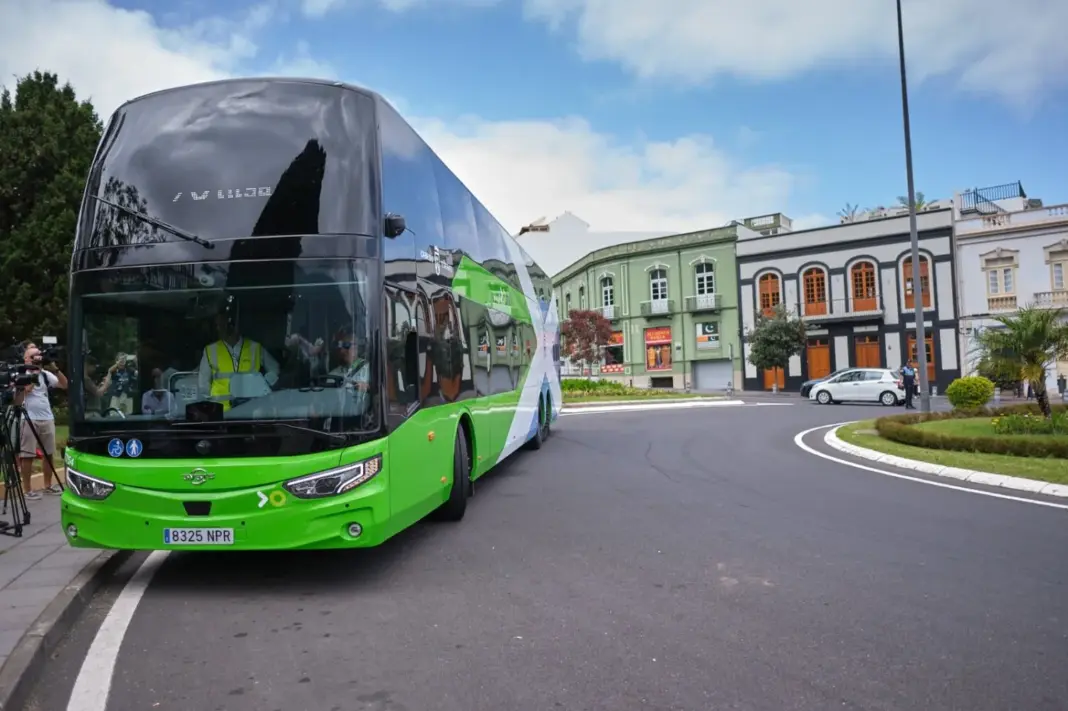 La guagua de dos pisos llega al norte de Tenerife para reforzar las líneas 108 y 100, con un 90% de usuarios residentes