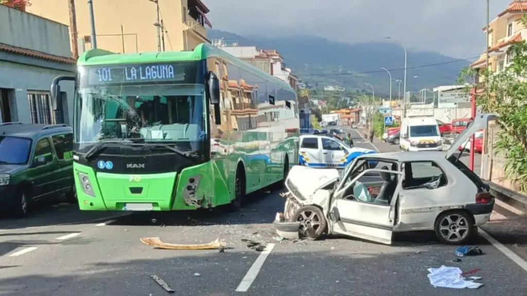 Seis heridos, uno grave y dos de carácter moderado, en una colisión entre un coche y una guagua en Tenerife