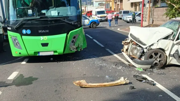 Seis heridos, uno de ellos grave, en una colisión entre un coche y una guagua en Tenerife