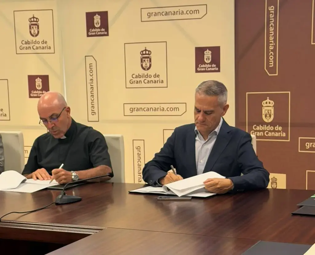 Televisión Canaria firma un convenio para la retransmisión de las Fiestas del Pino hasta 2029. A la derecha de la imagen, César Toledo, administrador general de RTVC. A su lado, Jorge Martín de la Coba, rector de la Basílica de Nuestra Señora del Pino y canciller de la Diócesis de Canarias.