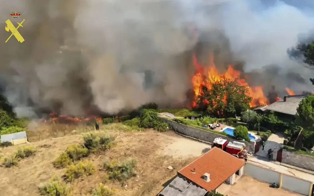 Captura de un video facilitado por la Guardia Civil, de la evolución del incendio en el suroeste de la Comunidad de Madrid.