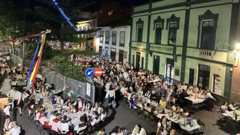El Baile de Magos de San Benito vuelve a llenar hoy de tradición las calles de La Laguna