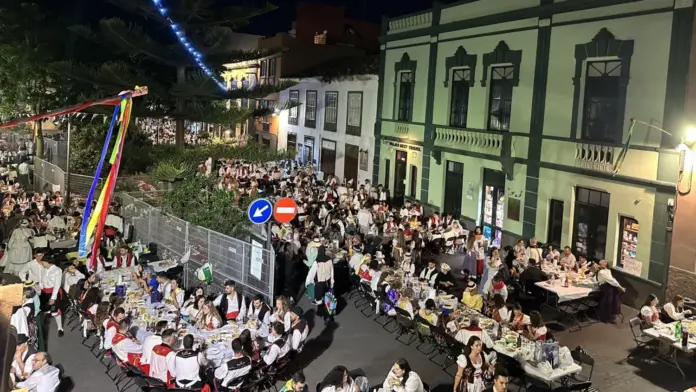 El Baile de Magos de San Benito vuelve a llenar hoy de tradición las calles de La Laguna