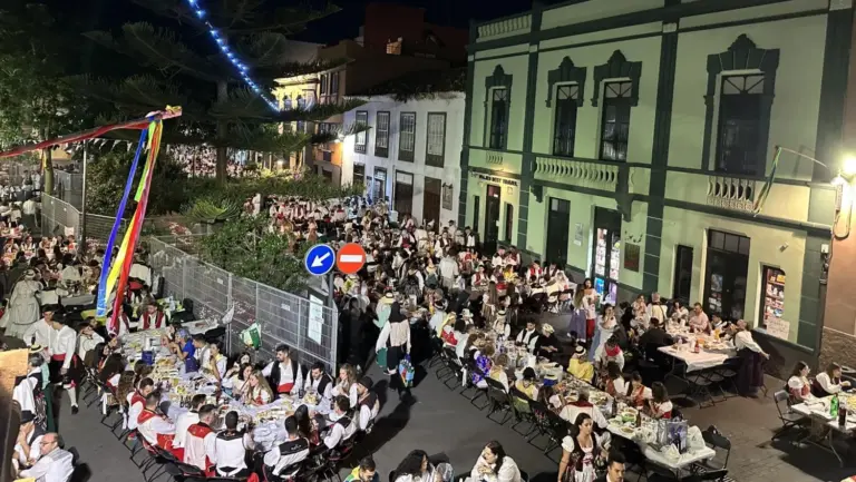 El Baile de Magos de San Benito vuelve a llenar hoy de tradición las calles de La Laguna