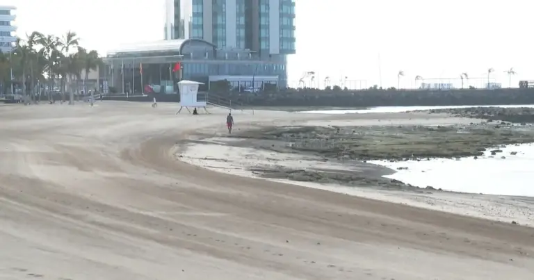 El Ayuntamiento de Arrecife ha izado la bandera roja en la playa El Reducto por vertidos contaminantes