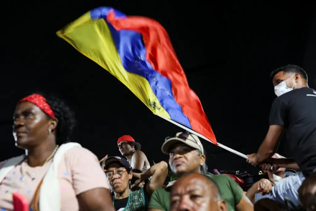 Un hombre sostiene una bandera venezolana, tras los terremotos del 24 de junio, en La Guaira, Venezuela, 8 de julio de 2026. REUTERS/Pablo Sanhueza