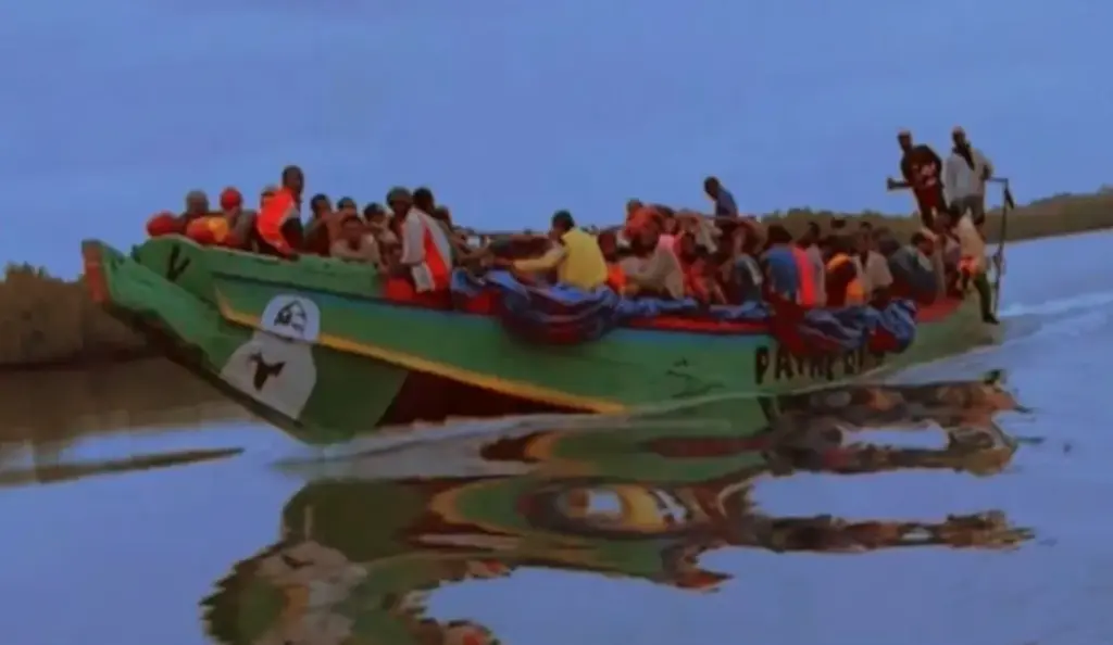 La Marina mauritana ha rescatado en sus costas un cayuco con 37 personas a bordo y un cadáver.