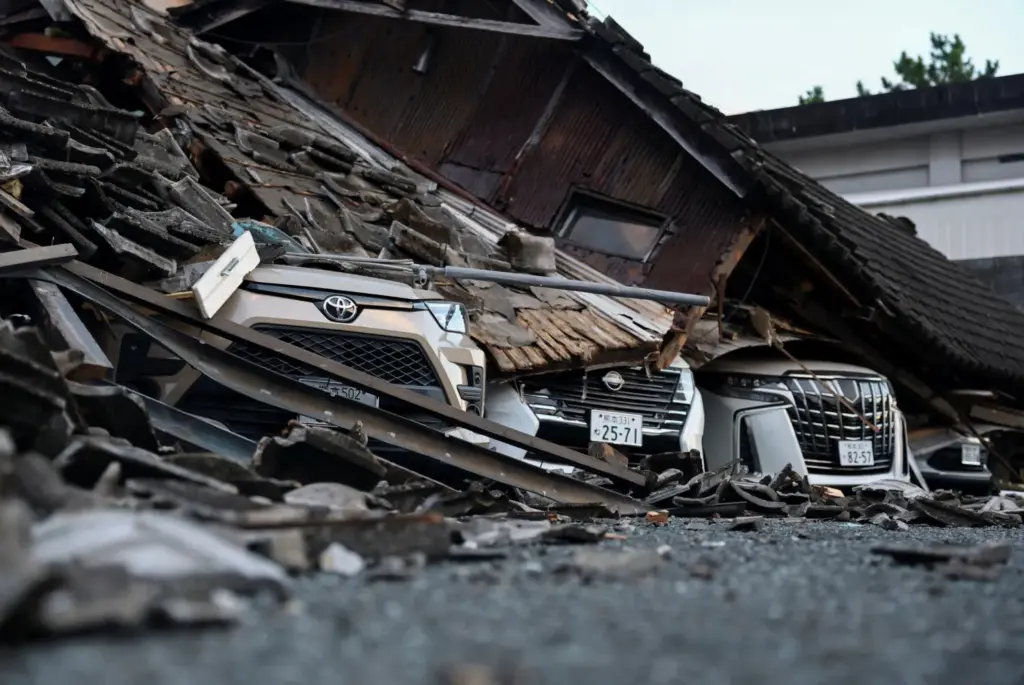 Automóviles yacen aplastados bajo los escombros de un edificio derrumbado tras un terremoto de magnitud 7,1 que sacudió la prefectura de Kumamoto, en el sur de Japón; imagen tomada en la ciudad de Yatsushiro, Japón, el 29 de julio de 2026. REUTERS/Issei Kato TPX IMÁGENES DEL DÍA
