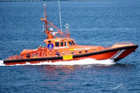 Salvamento rescata a 37 personas de una neumática a la deriva al este de Lanzarote