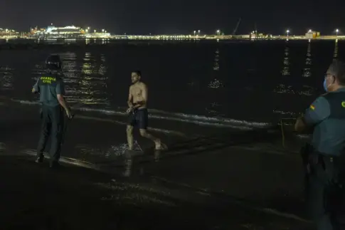 Violentos enfrentamientos en el intento masivo de entrada de personas a Ceuta y Melilla