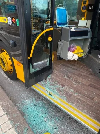 Un pasajero rompe el cristal de la guagua en movimiento porque no le dejan bajar