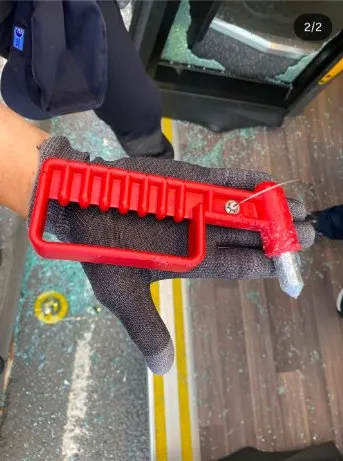 Un pasajero rompe el cristal de la guagua en movimiento porque no le dejan bajar