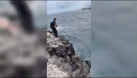 Rescatan a un hombre en el mar en Puerto de la Cruz