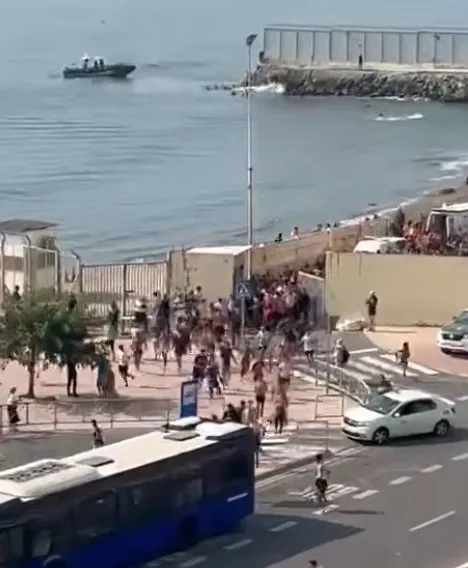 Cientos de personas entran en Ceuta a pie por el espigón fronterizo