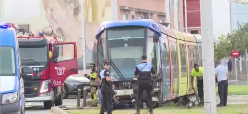 Al menos un hombre grave al chocar un coche y el tranvía de Tenerife