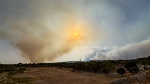 Alrededor de 45.000 hectáreas calcinadas y cerca de 90.000 personas entre evacuadas y confinadas en Madrid y Ávila