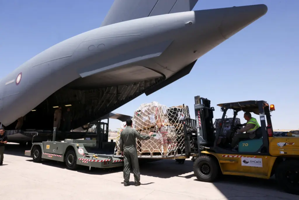 Personal de la Fuerza Aérea de Jordania y de la Fuerza Aérea del Emir de Qatar carga ayuda humanitaria jordana en un avión de transporte militar catarí con destino a Venezuela, tras el terremoto que sacudió el país, en el aeropuerto de la ciudad de Amán (Jordania), el 2 de julio de 2026. REUTERS/Alaa Al Sukhni