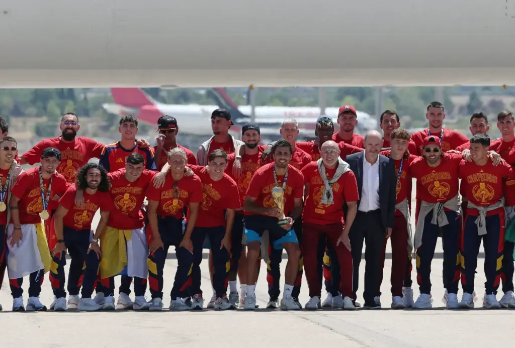 Fútbol - Copa Mundial de la FIFA 2026 - Las jugadoras de España regresan a Madrid tras ganar la Copa del Mundo - Madrid, España - 20 de julio de 2026. Las jugadoras de España posan para una foto de grupo con el trofeo de la Copa del Mundo a su llegada a Madrid./ Reuters