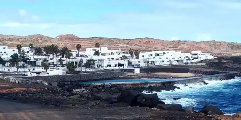 Nueve migrantes desembarcan en una embarcación precaria en Lanzarote