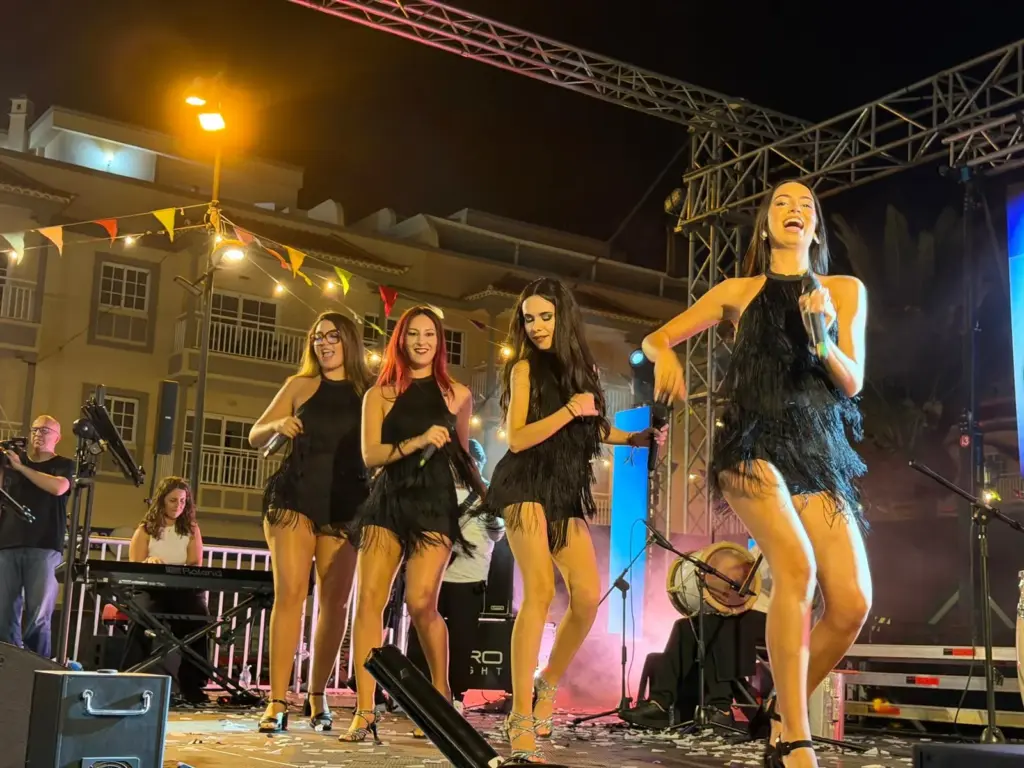 Nueva Línea debuta con sus cuatro nuevas cantantes en Candelaria 